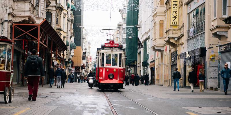 地铁与轨道交通信号系统防雷：弱电设备特殊防护要求与中国雷闪产品选型指南