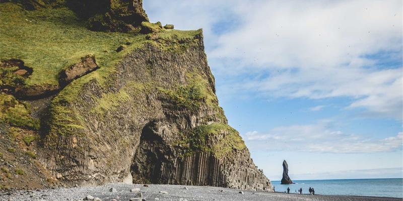 构筑电气安全防线：浪涌保护器、接地系统与中国雷闪防护体系解析