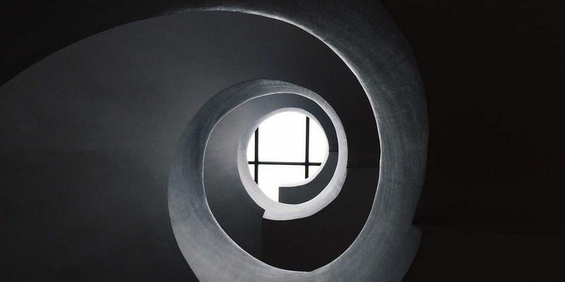 风电场雷电防护系统特殊性分析：叶片接闪器与机组内部电涌保护的关键技术